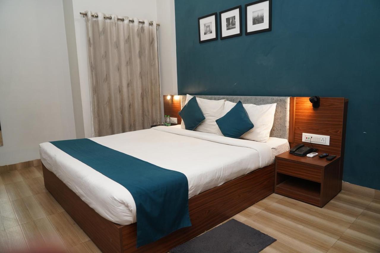 Hotel Ballfin Indore Индаур Экстерьер фото