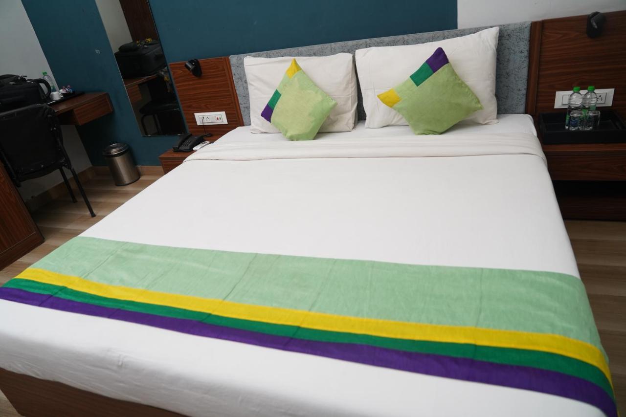 Hotel Ballfin Indore Индаур Экстерьер фото