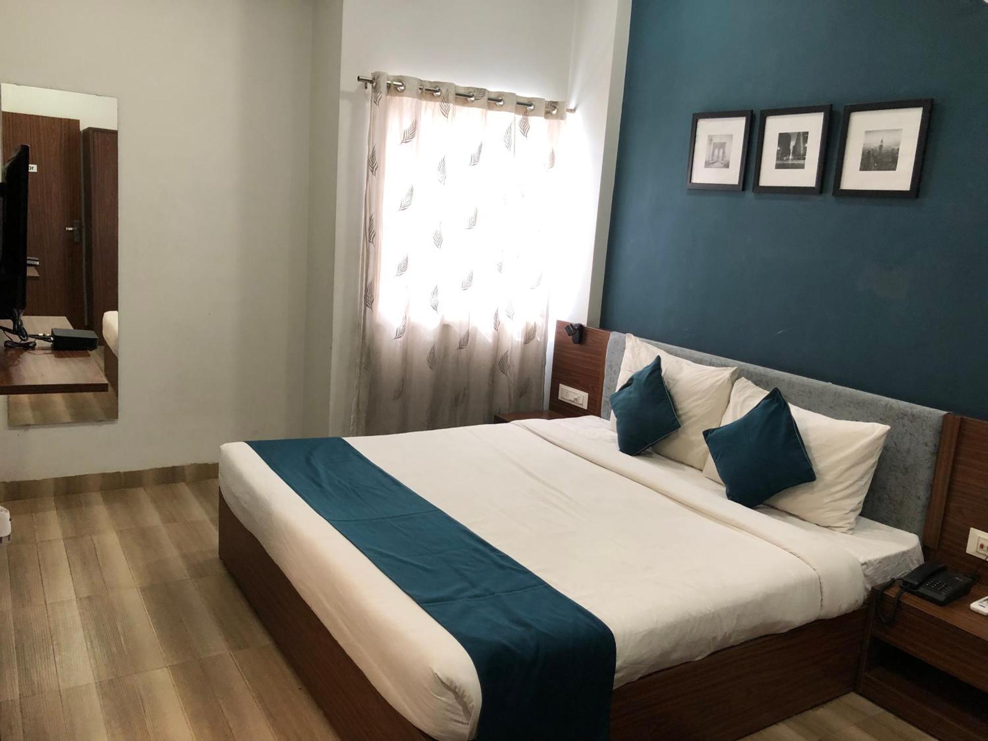 Hotel Ballfin Indore Индаур Экстерьер фото