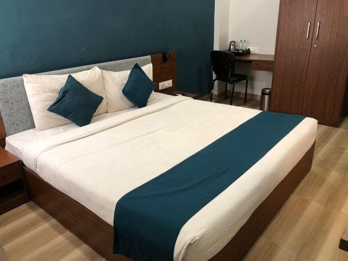 Hotel Ballfin Indore Индаур Экстерьер фото