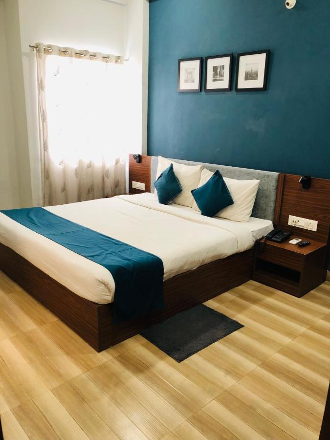 Hotel Ballfin Indore Индаур Экстерьер фото